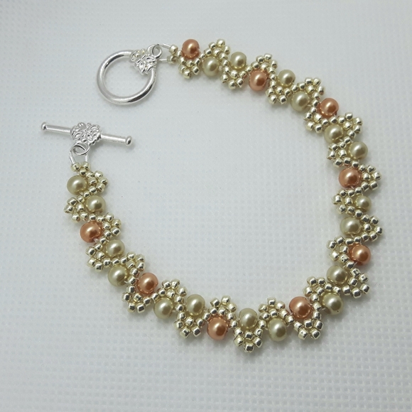 Bracelet... Hand beaded - Picture 1 of 3